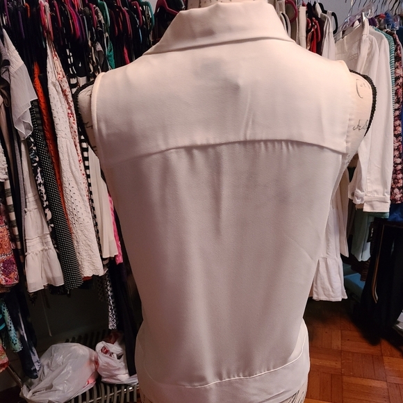 Stunning sleeveless vest type top - Picture 4 of 5